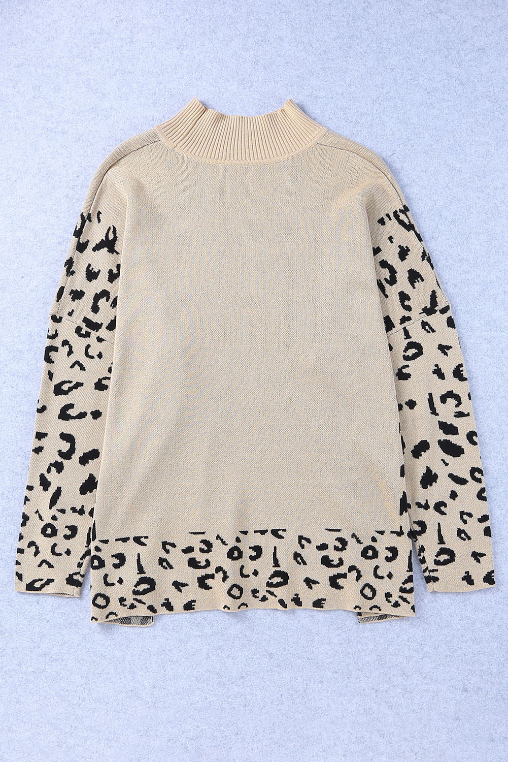 Maglione oversize con collo alto e spacchi laterali leopardati color cachi