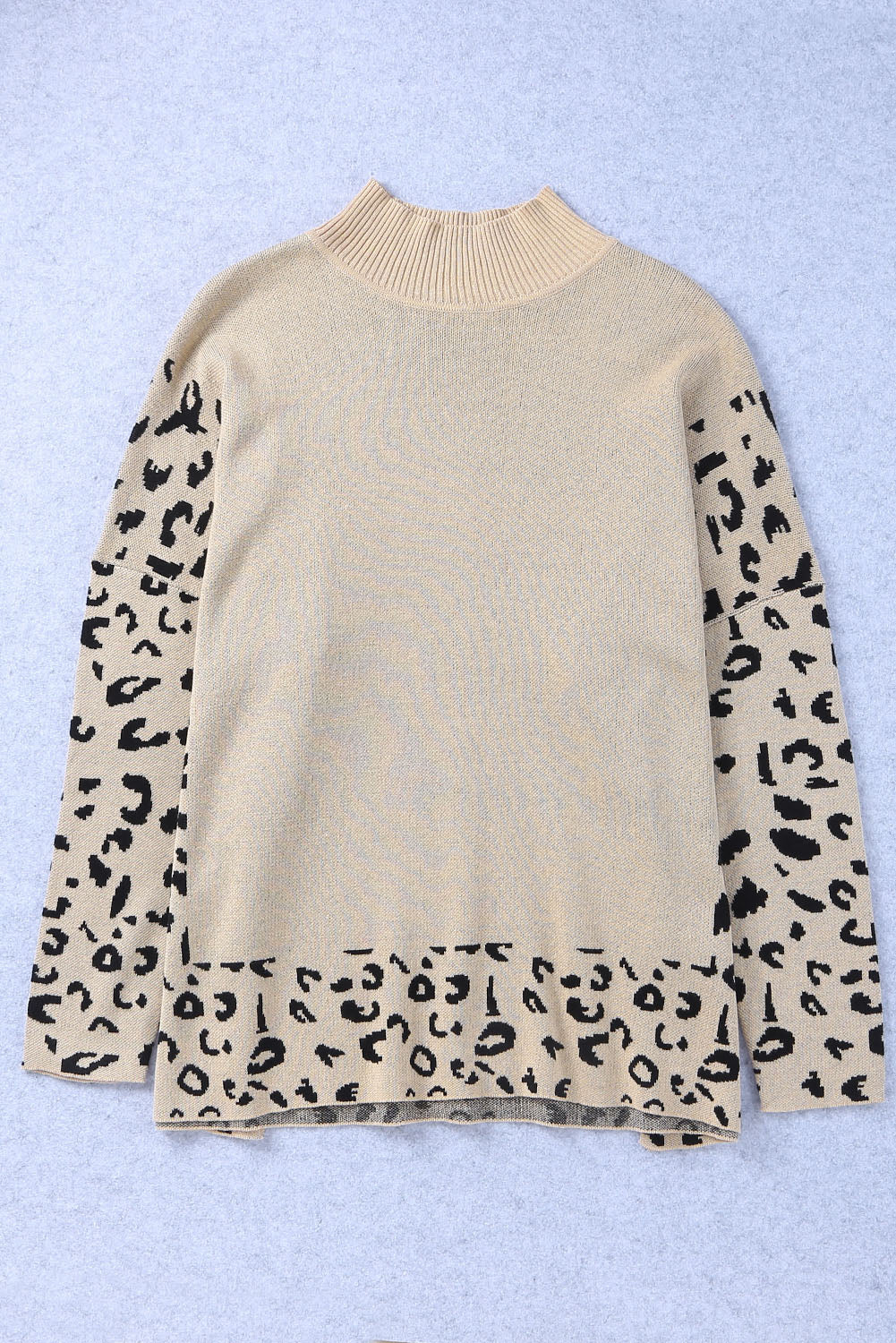 Maglione oversize con collo alto e spacchi laterali leopardati color cachi