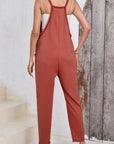 Pantaloni harem con tasche laterali e fiamme dorate, tuta senza maniche con scollo a V